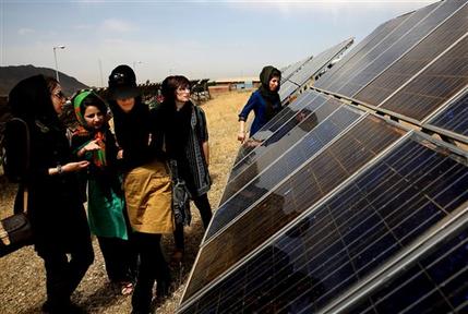ایران برای آینده ای روشن به نیروگاه خورشید و نور خیره شده است