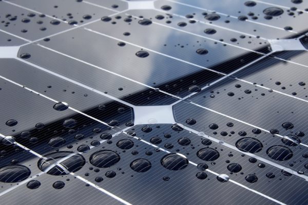 پنل های خورشیدی جدید از باران ها برق تولید میکنند